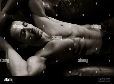 Hombre guapo sin camisa cuerpo musculoso. 