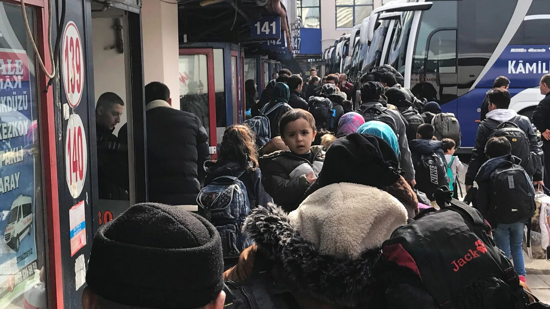 Мигранты бегут из россии 2024. Беженцы на вокзале. Мигранты в Болгарии. Мигранты на вокзале. Украинские беженцы на вокзале.