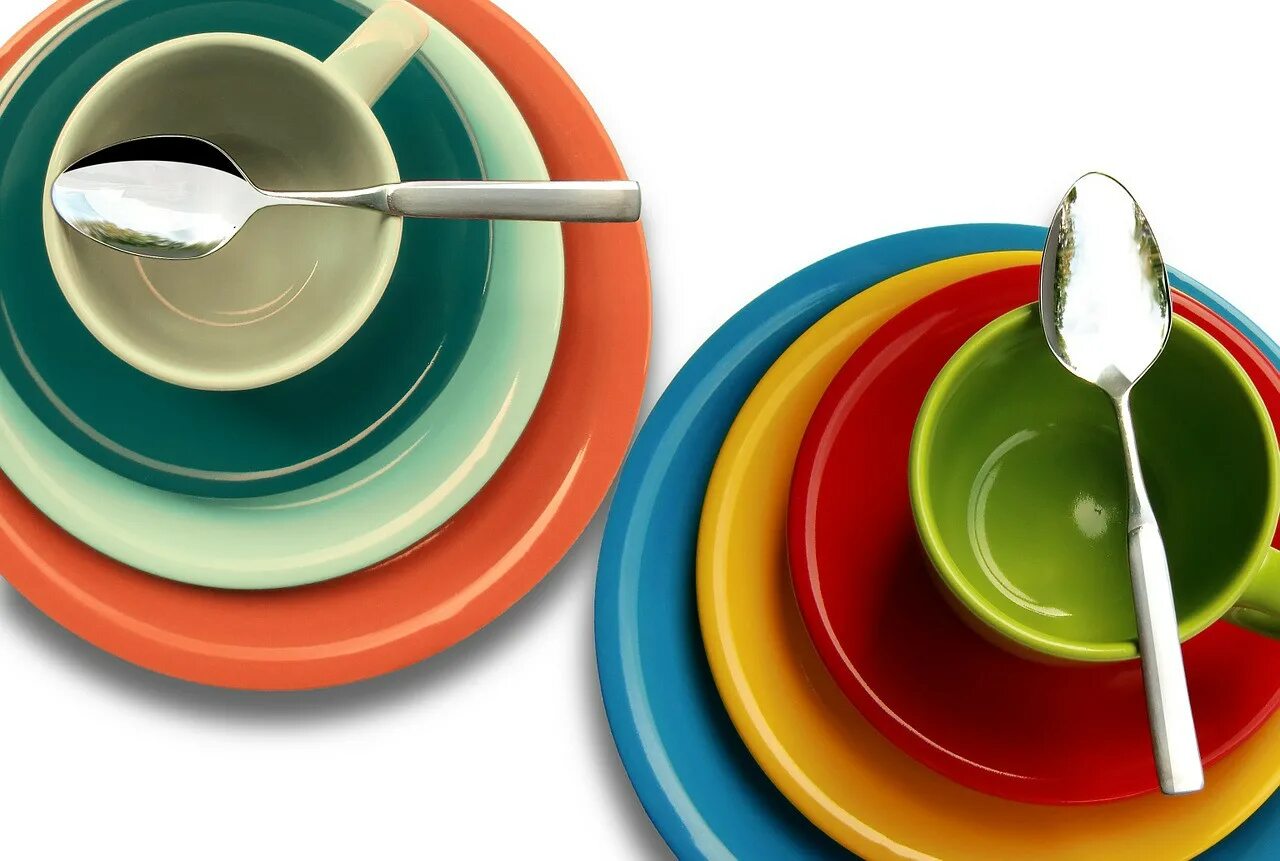 Сколько лет тарелке. Цветная посуда. Цветные тарелки. Посуда тарелки. Чашка и тарелка.