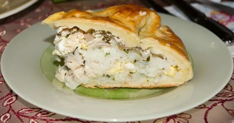 курник с рыбой. блинчатый курник. рецепт курника с рисом и курицей. курник с рисом. пирог курник с рисом и курицей.