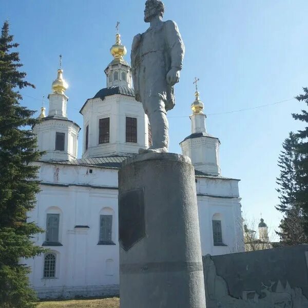 Памятник семену дежневу. Памятник дежневу в великом устюге. памятник семёну дежнёву в великом устюге.