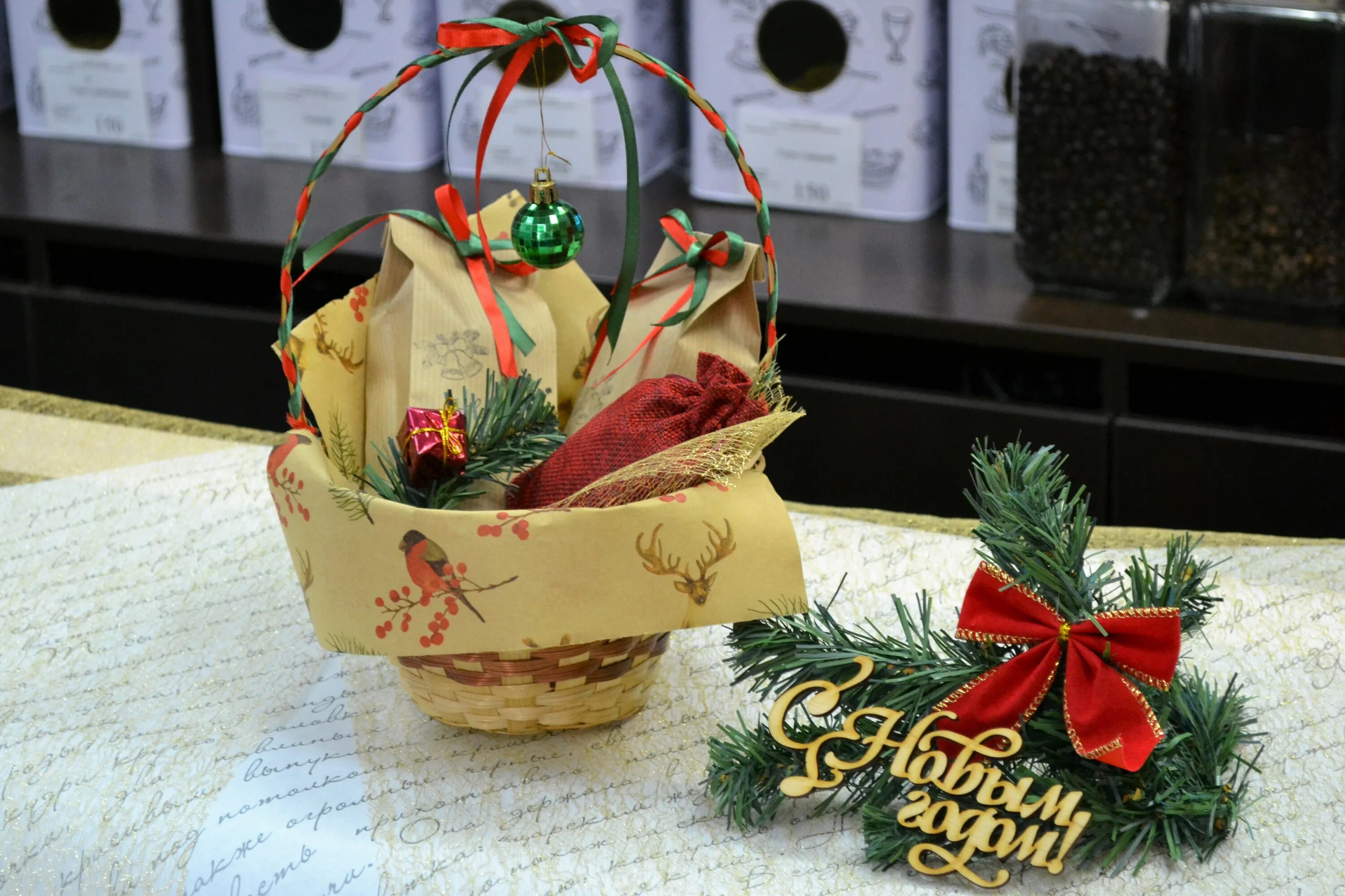 Рождественское утро. Новогодние подарочные наборы с кофе. Подарки из чая. Украсить банку кофе на новый год. Новогодняя композиция в стакане.