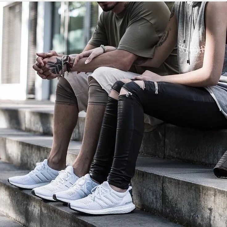 Парень и девушка в кроссовках. Adidas zx flux the teufelsberg. Мужчина у ног женщины. Unsplash кроссовки. Reebok classic on feet.