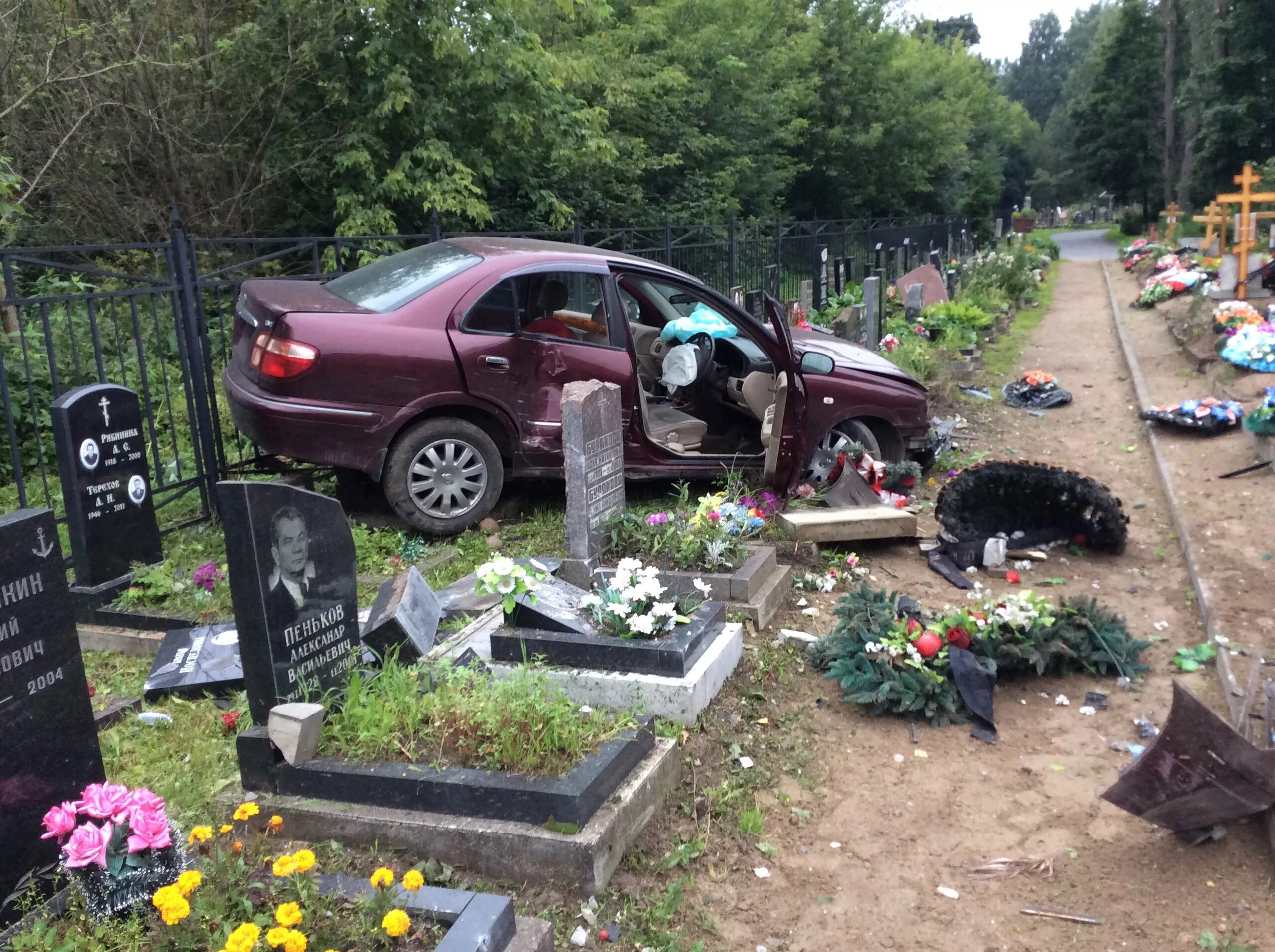 Автомобиль умершего можно ездить. Разбитых автомобилей Санкт питербургкладбище. Памятник Косте могиле на Северном кладбище. Памятники на Богословском кладбище Санкт-Петербурга. Могила кости могилы на Северном кладбище.