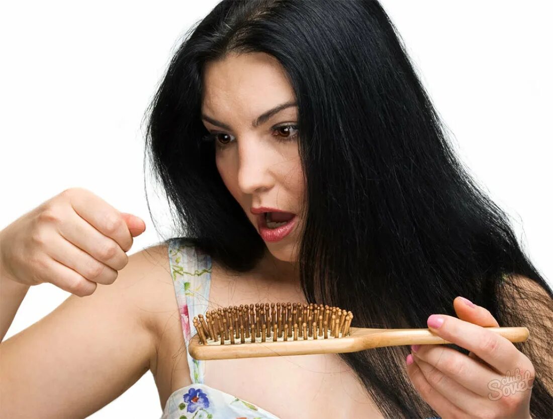 Расческа для волос. Расчесывание волос. Девушка с расчёской выпадают волосы. Выпадают молодые волосы