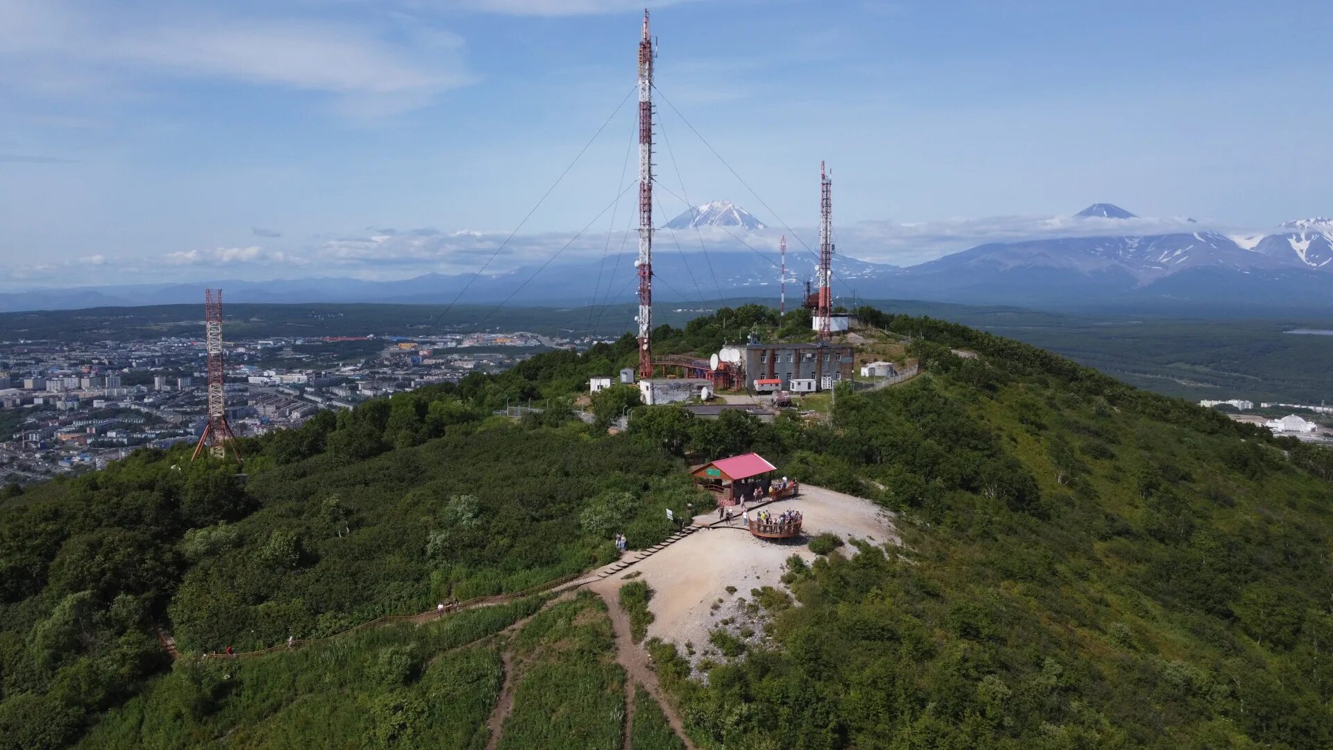 Гора диван красноярск. Смотровая вышка красноярск. Вышка наблюдения. Афонтовская гора красноярск. Казах гора красноярск.
