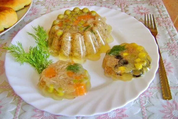 Холодец в формочках для кексов. Заливное из языка порционно. Заливное из языка. Форма для холодца силиконовая форма. Силиконовые формы для холодца.