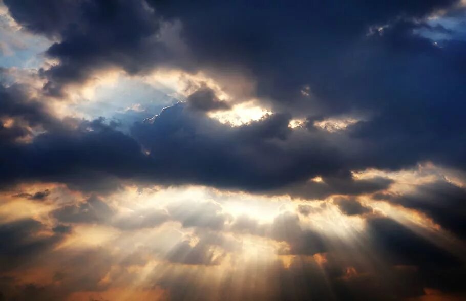 Синеве тучи. Небо фон. Пейзаж небо. Солнце закрытое облаками. Красивые облака.