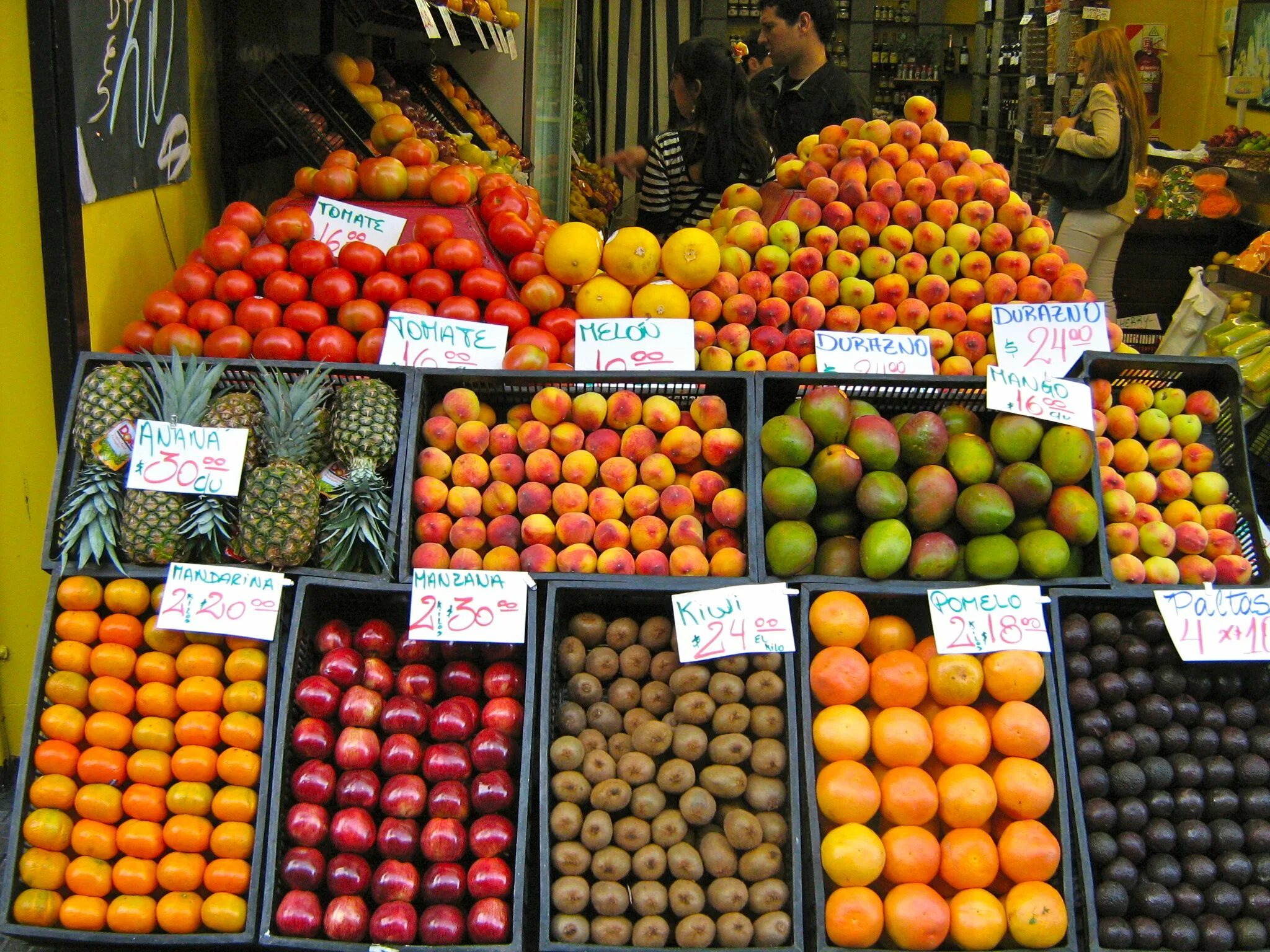Где купить фрукты овощи. Выкладка фруктов в магазине. Выкладка овощей и фруктов на рынке. Прилавок с овощами и фруктами. Витрина фрукты.