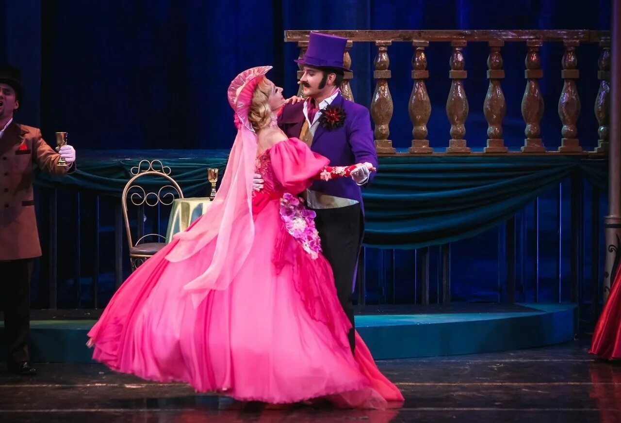 Вуаль свидание танцы. Магомаев севастопольский вальс. Вальс театр. Вальс театр. Венский вальс миниатюра якобсона.