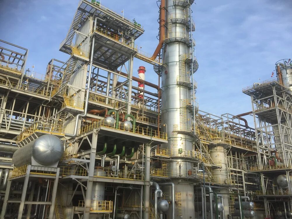 Fluid catalytic cracking unit. Жидкостный каталитический крекинг. Oil cracking unit. Реакционные трубы печи риформинга. Крекинг нефти завод.