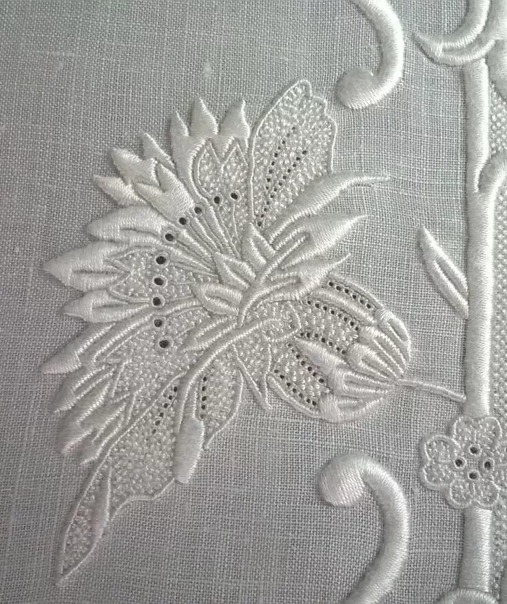Мстерская вышивка белой гладью. Как называется вышивка белым по белому. Вышивка белым по белому. Белая гладь с настилом. Как называется вышивка белым по белому.
