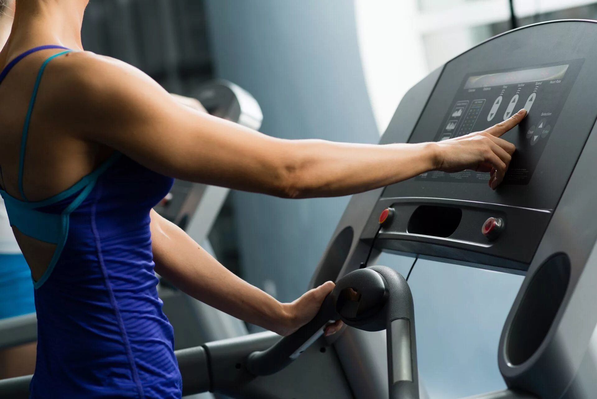 Звук беговой дорожки. Беговая дорожка боди Джим. Беговая дорожка Treadmill. Беговая дорожка в спортзале. Девушка на беговой дорожке.