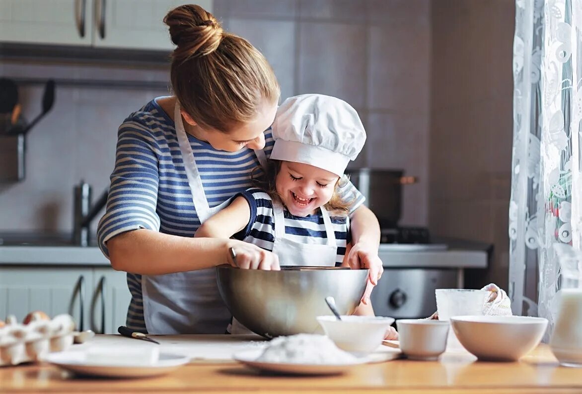 Мама с ребенком на кухне. Кухня для детей. Готовка с детьми на кухне. Фотосессия на кухне. Что можно делать вместе