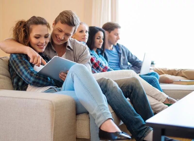 Молодые люди студенты. Юноша студент. Парни студентка бесплатный. Студенты улыбаются. Молодые люди.