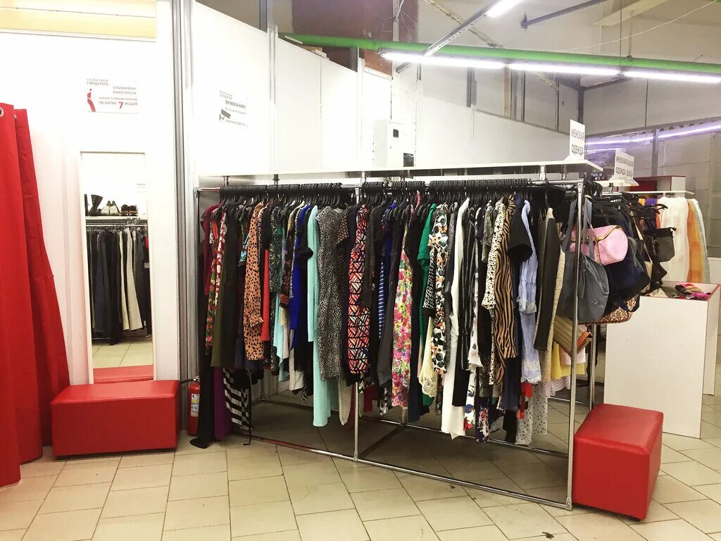 Одежда в шоуруме. Гардероб москва. Столичный гардероб боровское шоссе. Секонд хенд митинская 42. Вернадского 86 б секонд.
