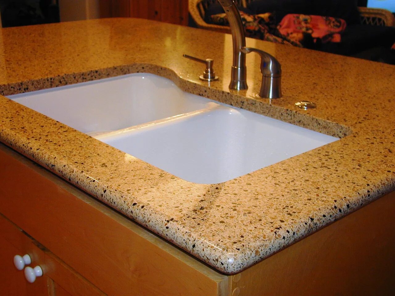 Шлифовка столешницы из искусственного камня. Производство столешниц из искусственного камня технология. Изготовление столешниц из камня. Полировка искусственного камня столешницы. Столешницы кварц и акрил.