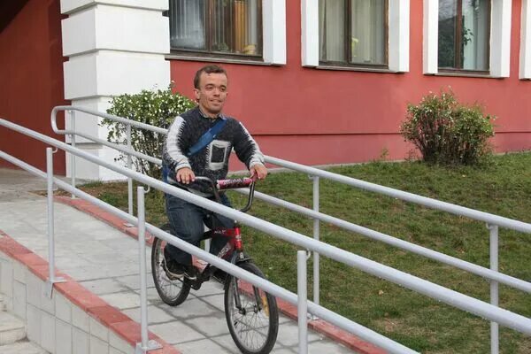 Городская скульптура минска. Фото паштальён. Скульптуры владимира жбанова в белоруссии. Почтальон минск. Городская скульптура минска.