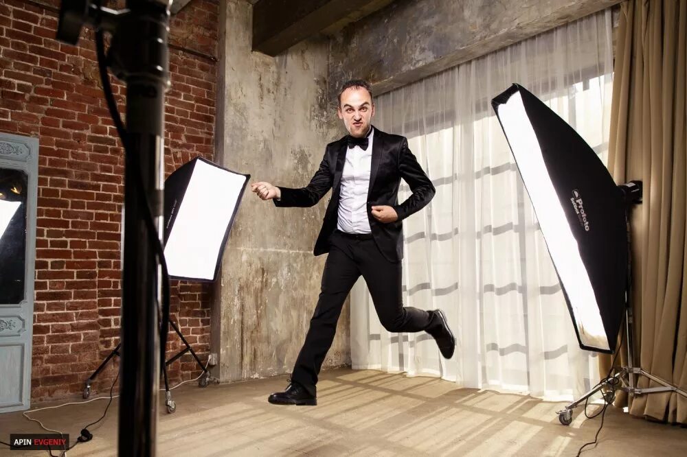 Ведущий на сцене. Контент ведущего. Ведущий конферансье. Фотосессия ведущего. Ведущий фотосессия.