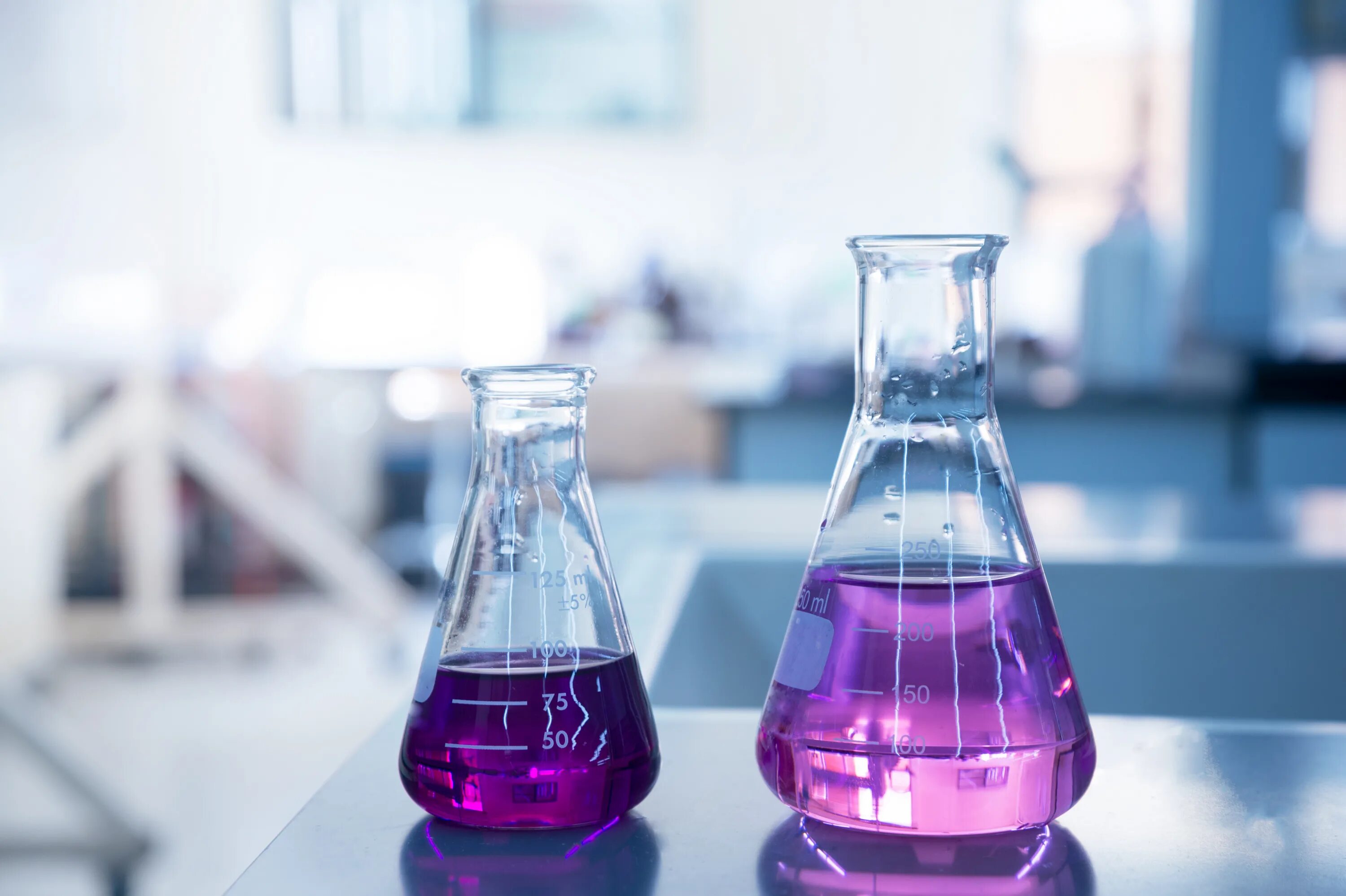 Красно фиолетовый раствор. Феррат анион. Колба с розовым раствором. Фиолетовый раствор. Пробирка с розовым раствором.