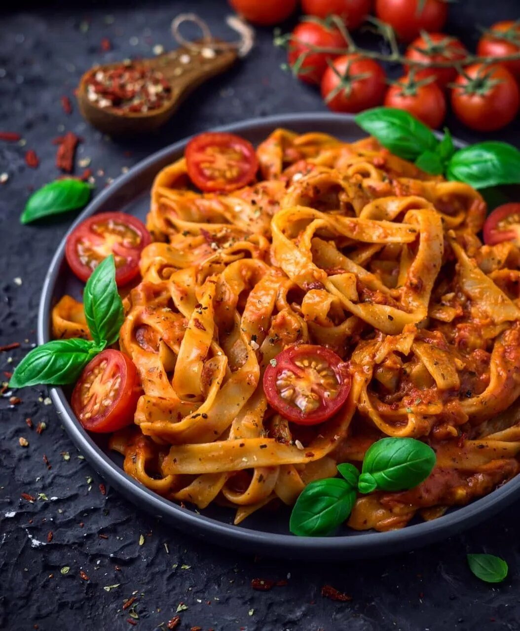 Паста путанеска джейми оливера. Спагетти. Фрикадельки в томатном соусе со спагетти. Тарелка для пасты. Паста макароны.