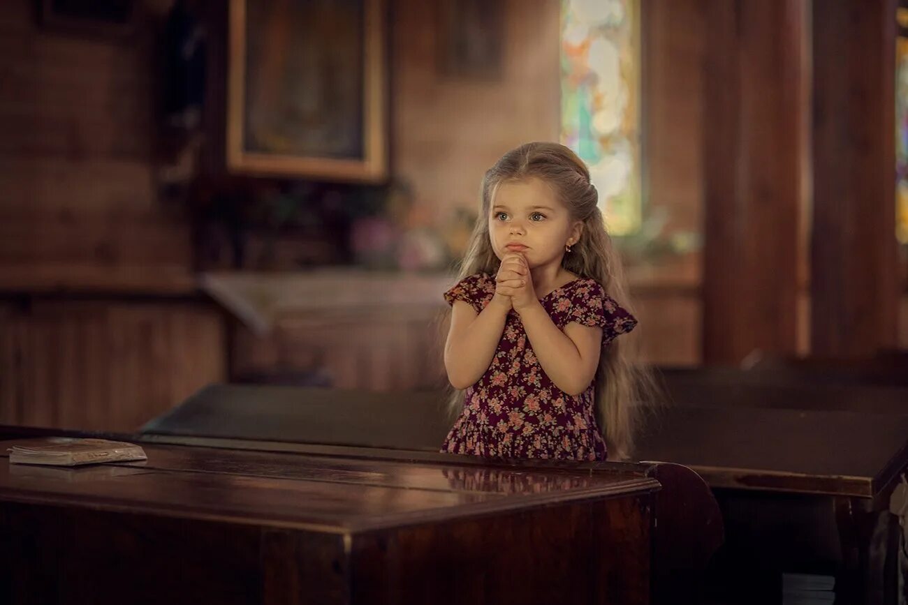 Детство подарить песня. Девочка в храме. Девочка в церкви. Девушка в храме. Мальчик маленький в храме.