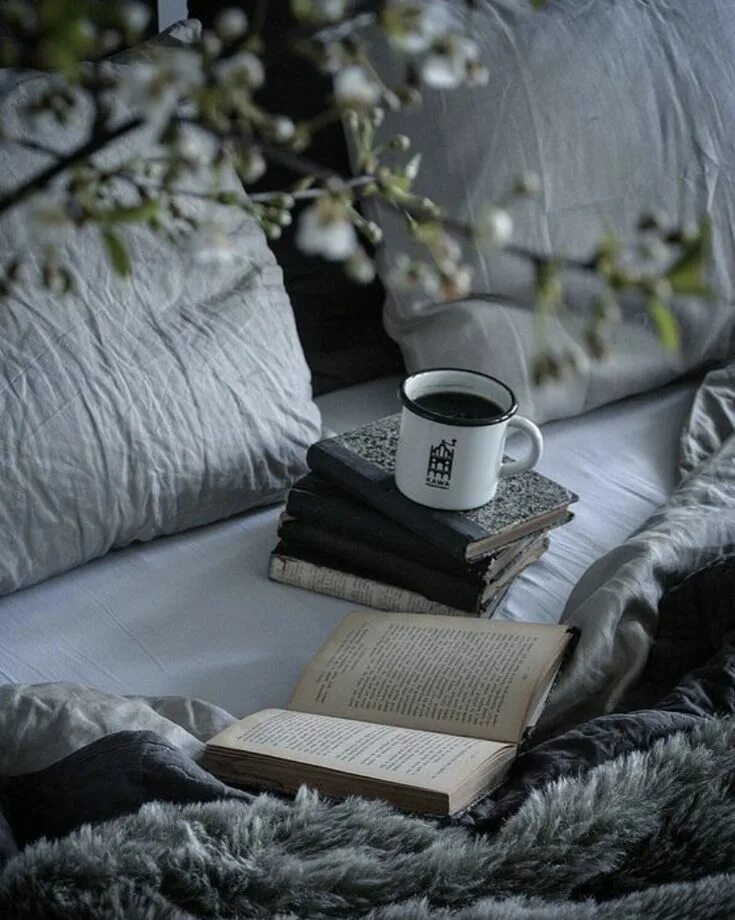 Книга о кофе. Утро с книгой. Утро Эстетика. Чашечка кофе и книжка.