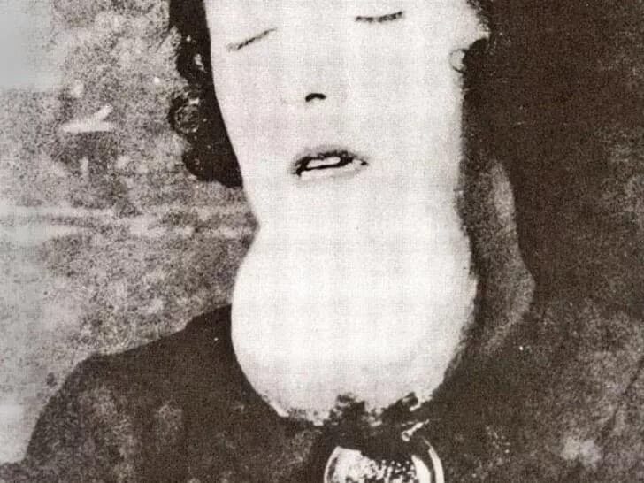 Эбин баерс челюсть. Радиевые девушки грейс фрайер. Эбин баерс челюсть. Эбен байерс отвалилась челюсть. Гольфист эбен байерс.