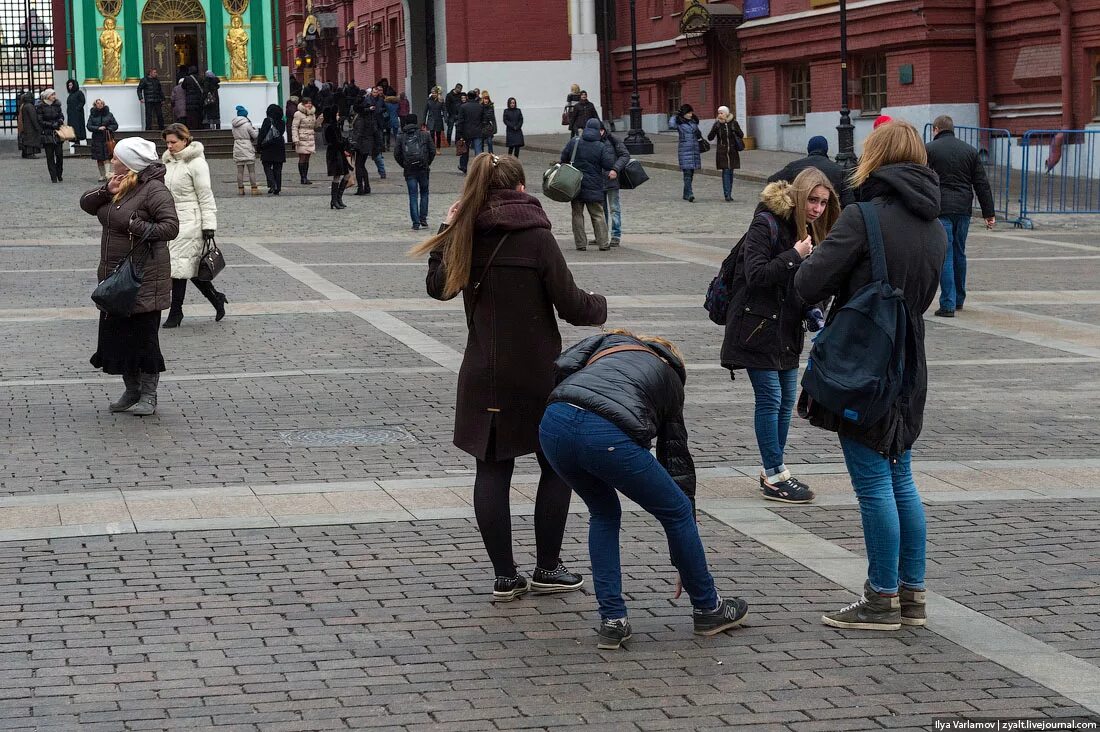 В чем сейчас ходят люди. Люди на улице. Люди ходят на улице. Прохожие люди. Люди на улице стоят.