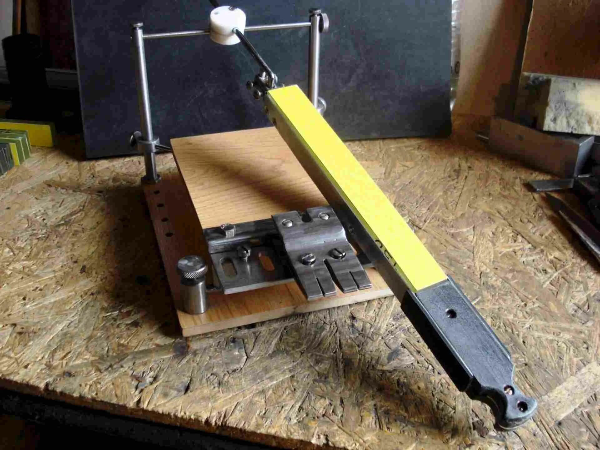 Приспособление для ножей. Приспособление для заточки ножей. самодельное приспособление для заточки ножей. самодельный точильный станок для ножей. точилка для ножей своими руками.