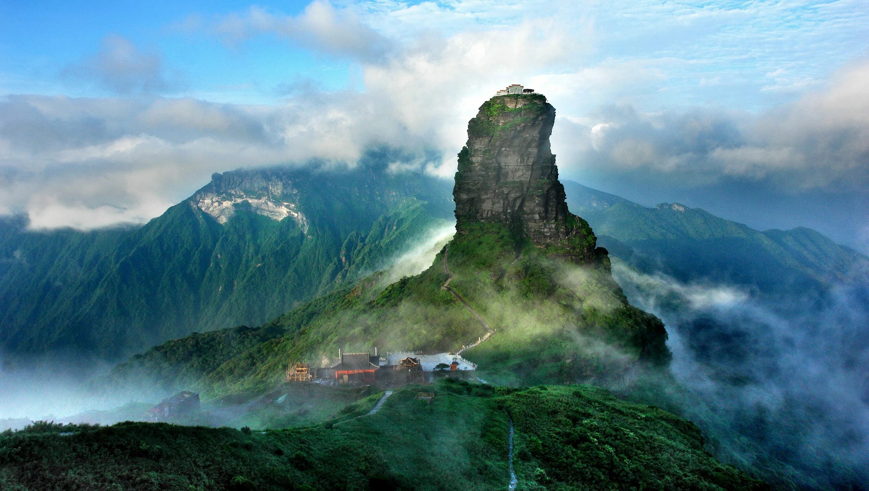 Unesco heritage site. Гора Фаньцзиншань в Китае. Гора Фаньцзин, Гуйчжоу. Гора Фаньцзиншань в провинции Гуйчжоу. Китай храм на горе Фаньцзиншань.