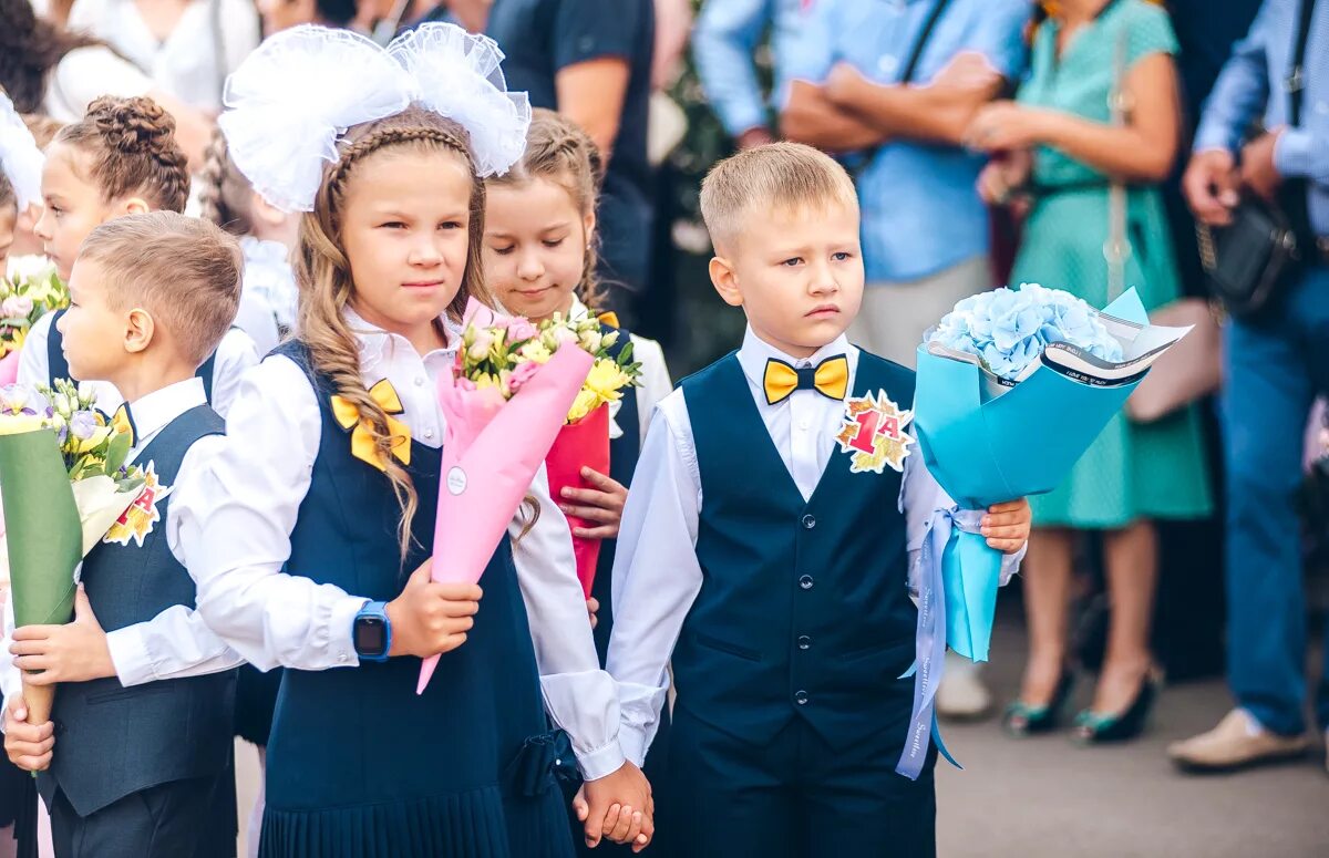 Новый учебный год в россии. День знаний фото. День знаний в школе. 1е сентября день знаний фотосессия. Красивые первоклассники на линейке.