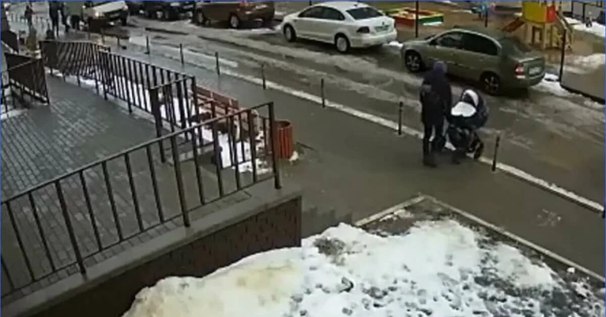 В Воронеже мужчина упал на коляску. В Воронеже мужчина выбросился из окна на коляску. Мужчина выпрыгнул из окна. В Воронеже выбросилась девушка из окна.