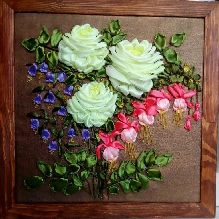 Панно лентами. Картины из атласных лент. Канзаши картины. Картины из атласных лент. Картины из атласных лент своими руками.