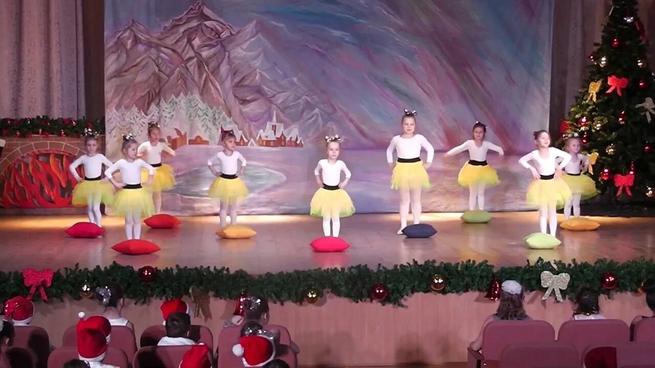 Танец губки бантиком в детском саду видео. Танец губки бантиком. танец губки бантиком в детском саду. губки бантиком бровки домиком танец в детском саду.