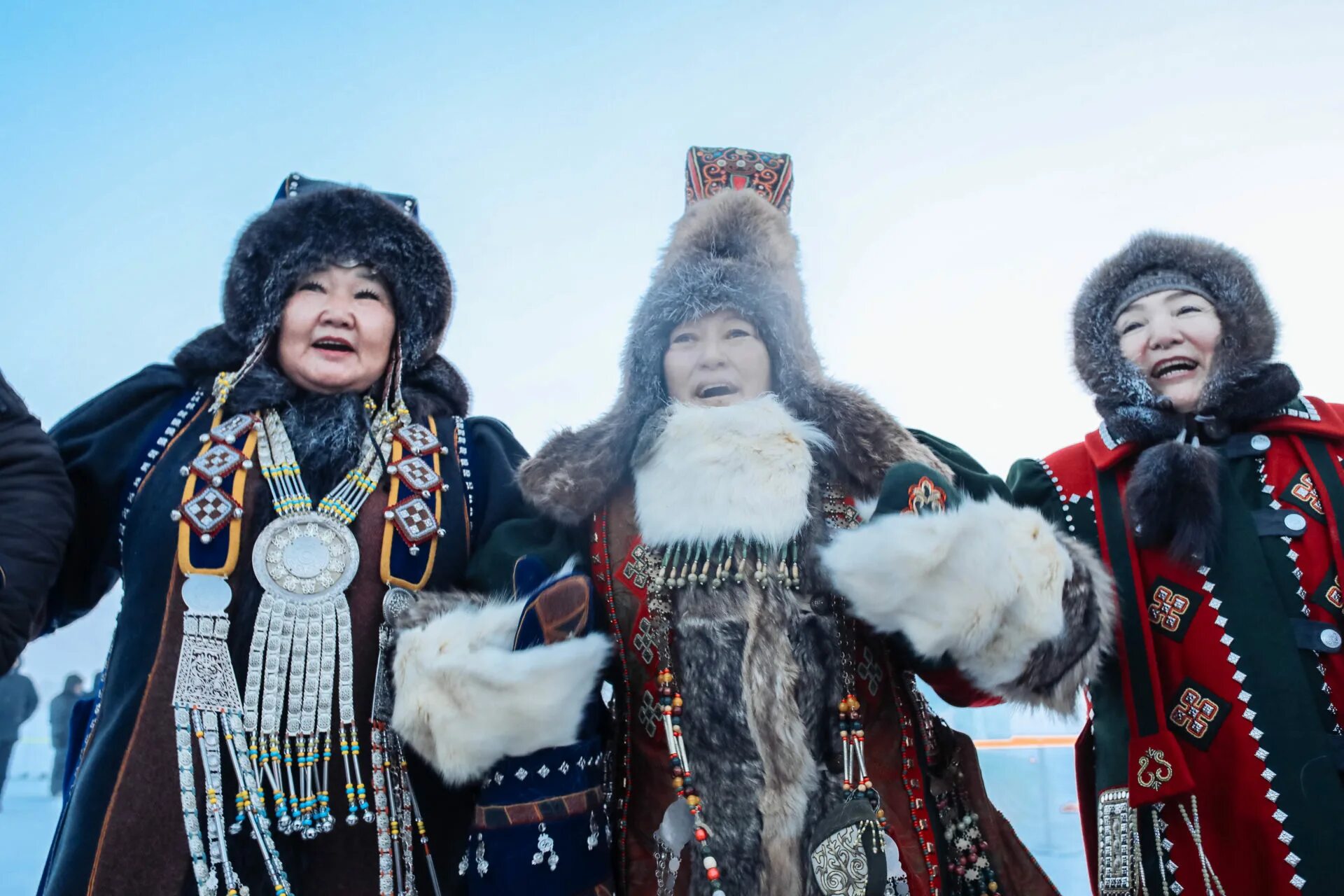 народы якутии. коряки ительмены эскимосы. якуты эвены. ненцы ханты манси. что делают якуты.