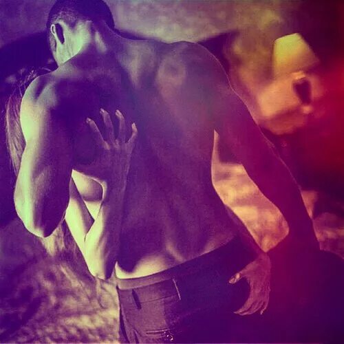 Расцарапана я мужская спиша. Девушка царапает спину парню. Девушка царапает спину. Ногтями по мужской спине. Расцаррасцарапанная мужская спина.