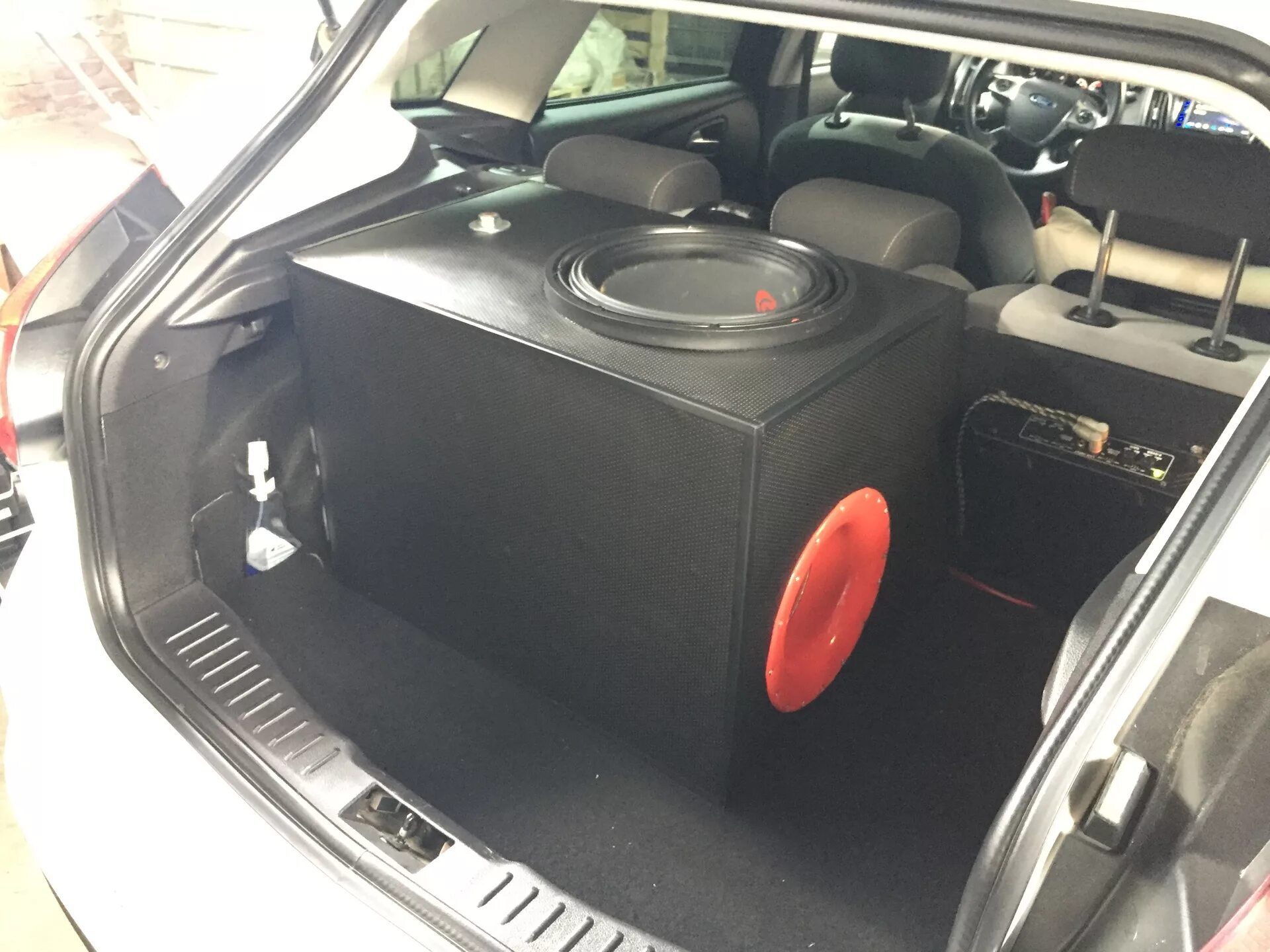 Фф саб. Стелс пол форд фокус 2 седан. Фф саб. Стелс сабвуфер форд фокус 3. Сабвуфер в форд фокус 2 хэтчбек.