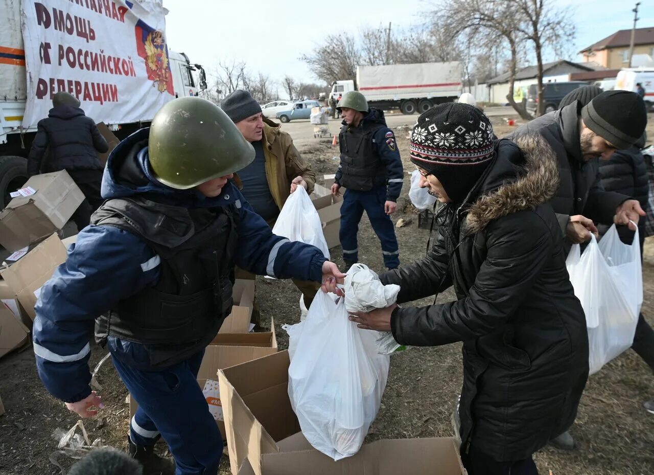 Волонтеры в мариуполе. Гуманитарка в Мариуполе. Гумпомощь Мариуполь. Гуманитарная помощь Мариуполь. Гуманитарка для военных ДНР.