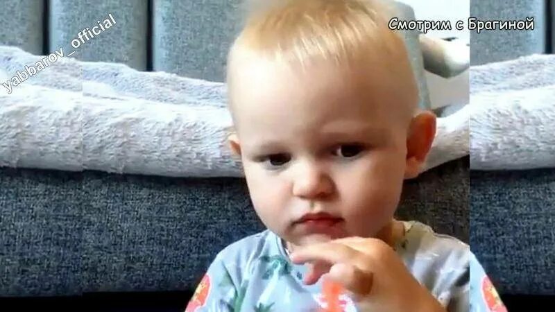 Ребенок в год мотает головой из стороны в сторону. Малыш крутит головой. Ребенок трясет головой из стороны в сторону. 3 месяца ребенку. Маленький лоб у новорожденного.