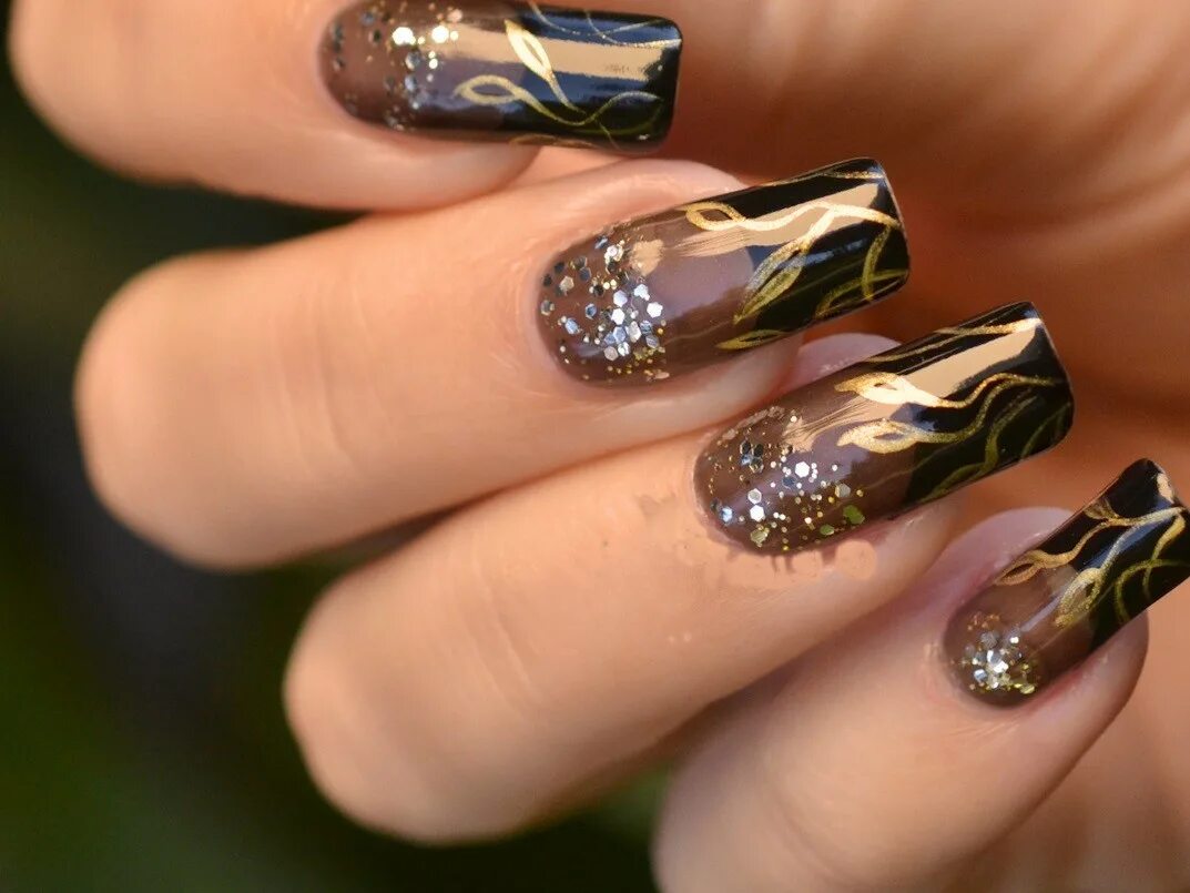 Маникюр с фольгой. Маникюр с фольгой. Черный маникюр с фольгой. Маникюр с фольгой. Маникюр с фольгой.
