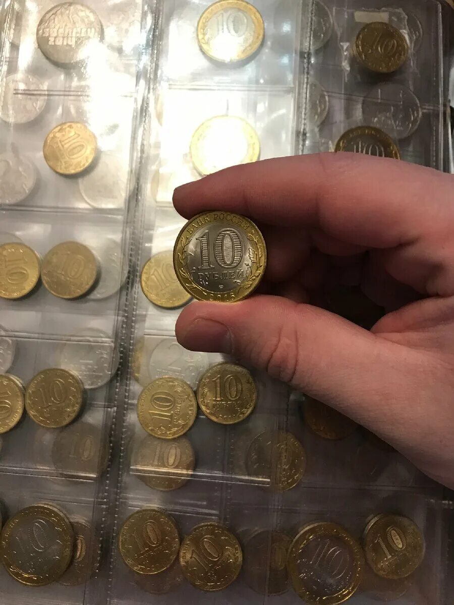 Коллекционер монет интернет. Коллекционер монет. Коллекционные монеты рубли. Коллекционер монет рубли. 5000 Рублей 10 рублевыми монетами.
