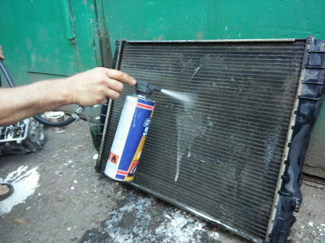 Мойка радиатора охлаждения ларгус. Мытье радиатора автомобиля. Промывка радиатора 443мл (9017). Чем промыть радиатор охлаждения снаружи. Промывка радиаторов ларгус.