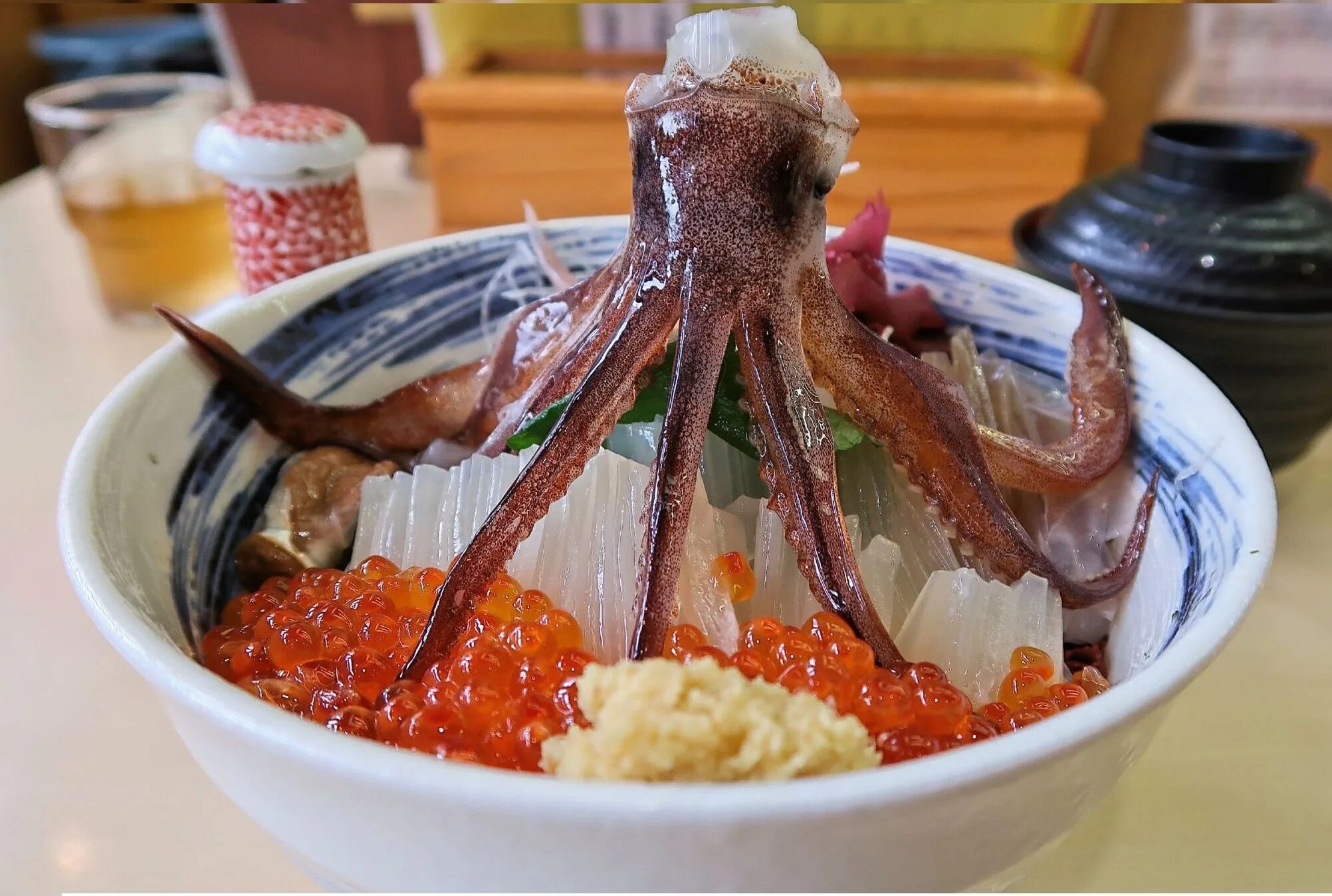 Съесть осьминога. Саннакчи живой осьминог Корея. Живой осьминог блюдо. Экзотические блюда. Противные японские блюда.