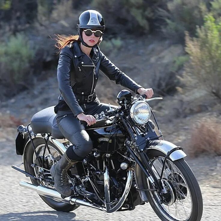 Ride a motorbike. Мотоцикл на пляже. Ride harley davidson. Харлей дэвидсон чоппер байкер. Красивые парни на мотоциклах.