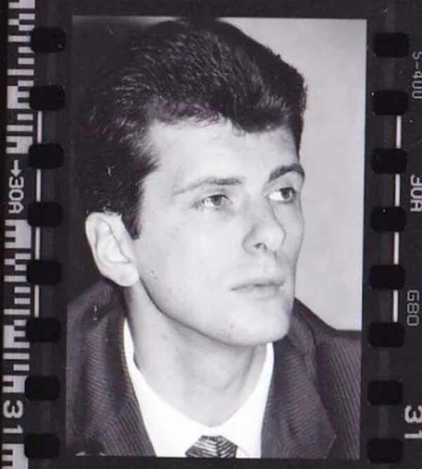 Малиновый пиджак 90-х версаче. 90 е малиновый пиджак. Бизнесмены 90 х годов. Владимир викторович довгань. Братки в малиновых пиджаках.