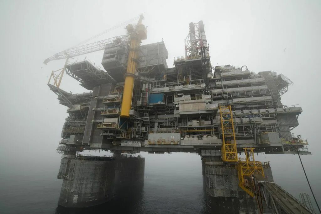 Нефтедобывающая платформа беркут. Беркут (морская буровая установка). платформа беркут на сахалине. буровая беркут сахалин. платформа беркут роснефть.
