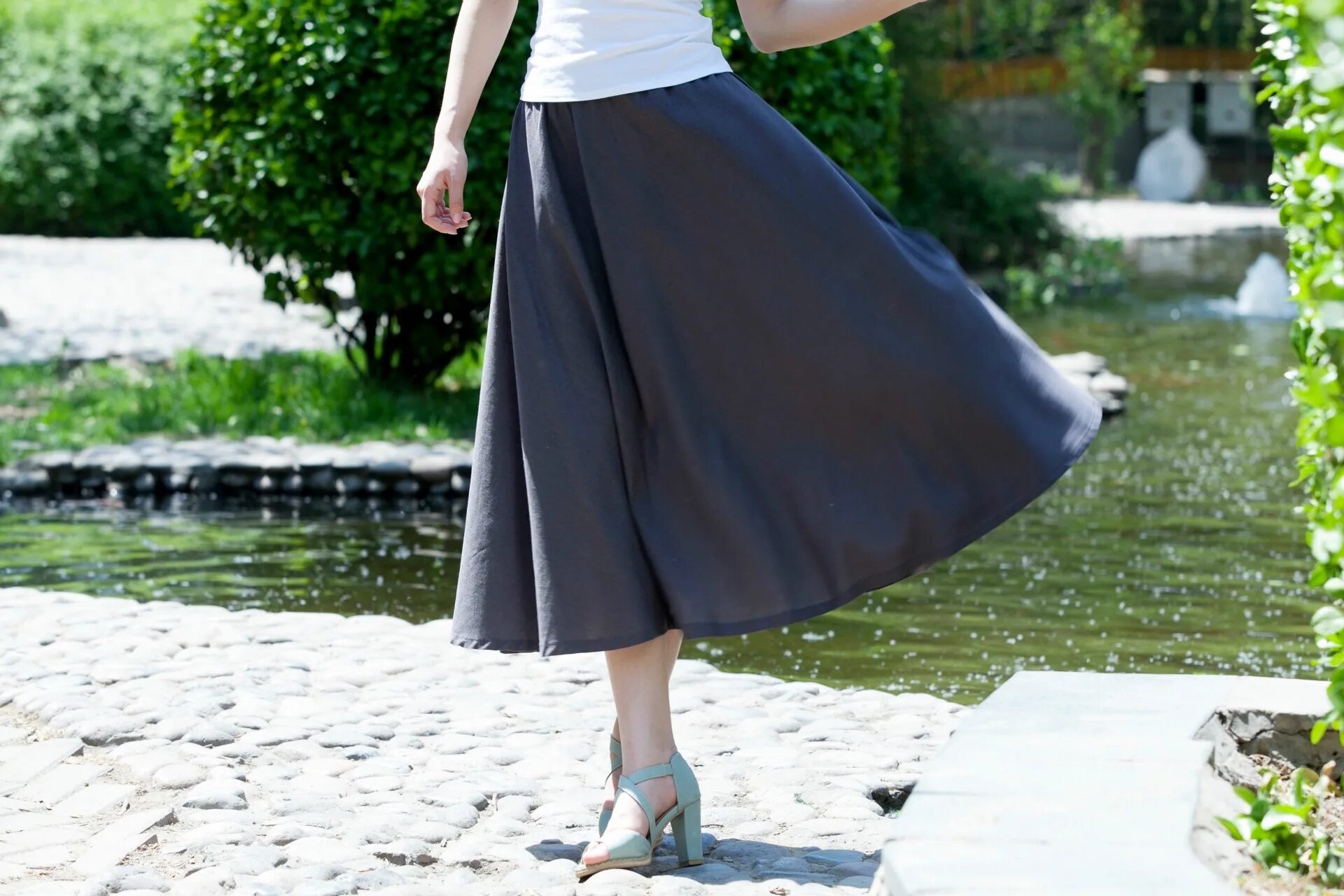 Юбка плиссе макси. Рброщы с доинной юбкой. Длинная юбка. Юбка шифоновая плиссе макси. Длинная темно синяя юбка.