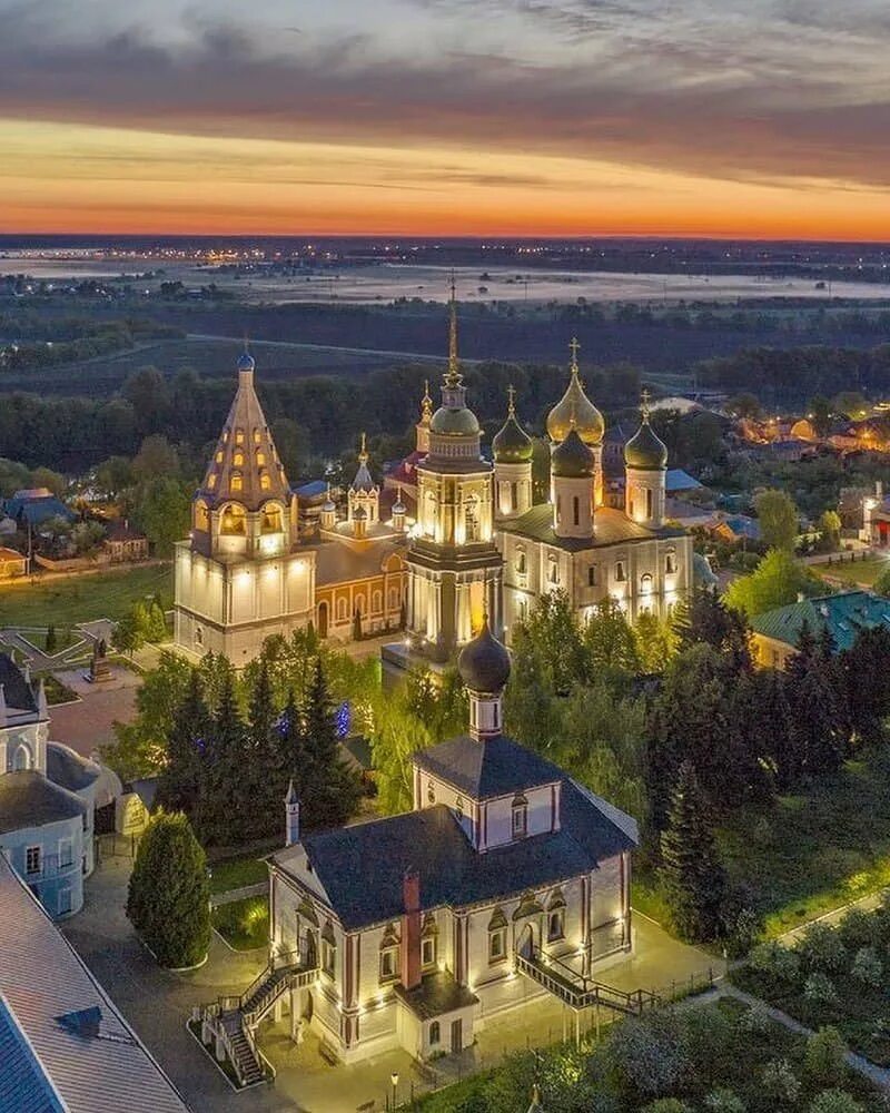 Красивые города подмосковья и ближайших. Звенигород саввино-сторожевский монастырь экскурсии. Красивые города подмосковья и ближайших. Белый храм маленький города. Монастырь сави саввино сторожевский монастырь.