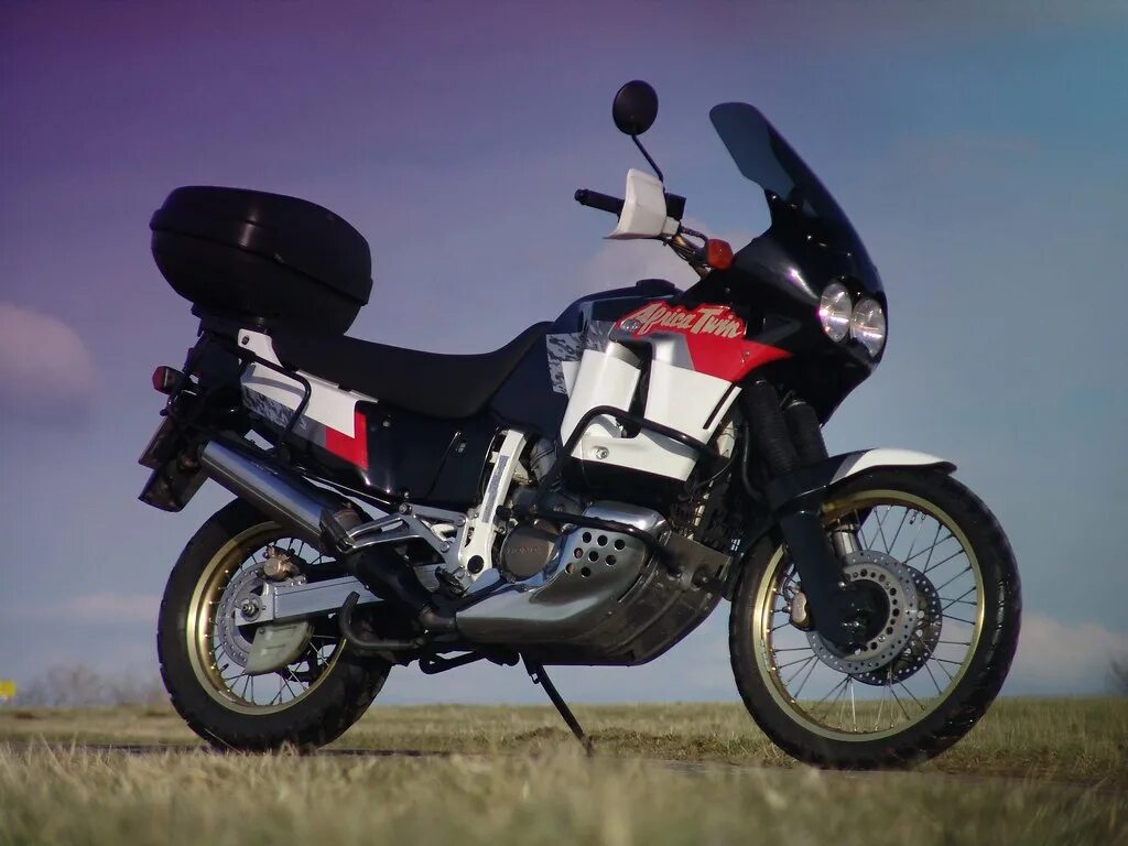 Хонда твин 750 купить. Хонда XRV 750 Africa Twin. Honda Africa Twin 750. Мотоцикл Honda Africa Twin 750. Honda Africa Twin xrv750 rd04.